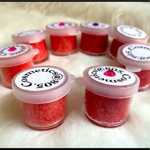 Exfoliate lip scrub comes with 1